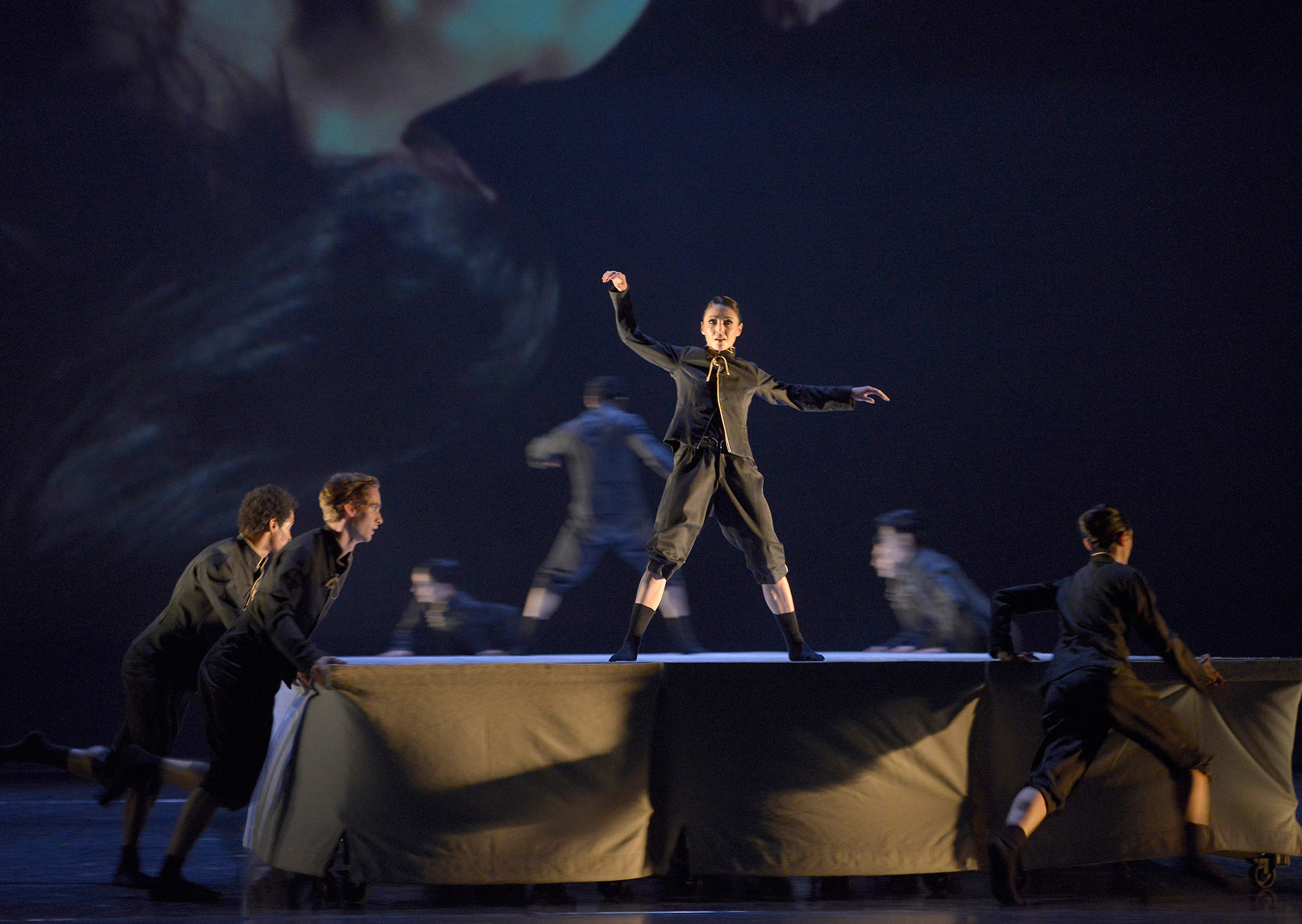 Yulia Tsoi, Ensemble in "Flockwork" - Teil des Ballettabends "3 BY EKMAN" mit Werken von Alexander Ekman_AALTO BALLETT ESSEN