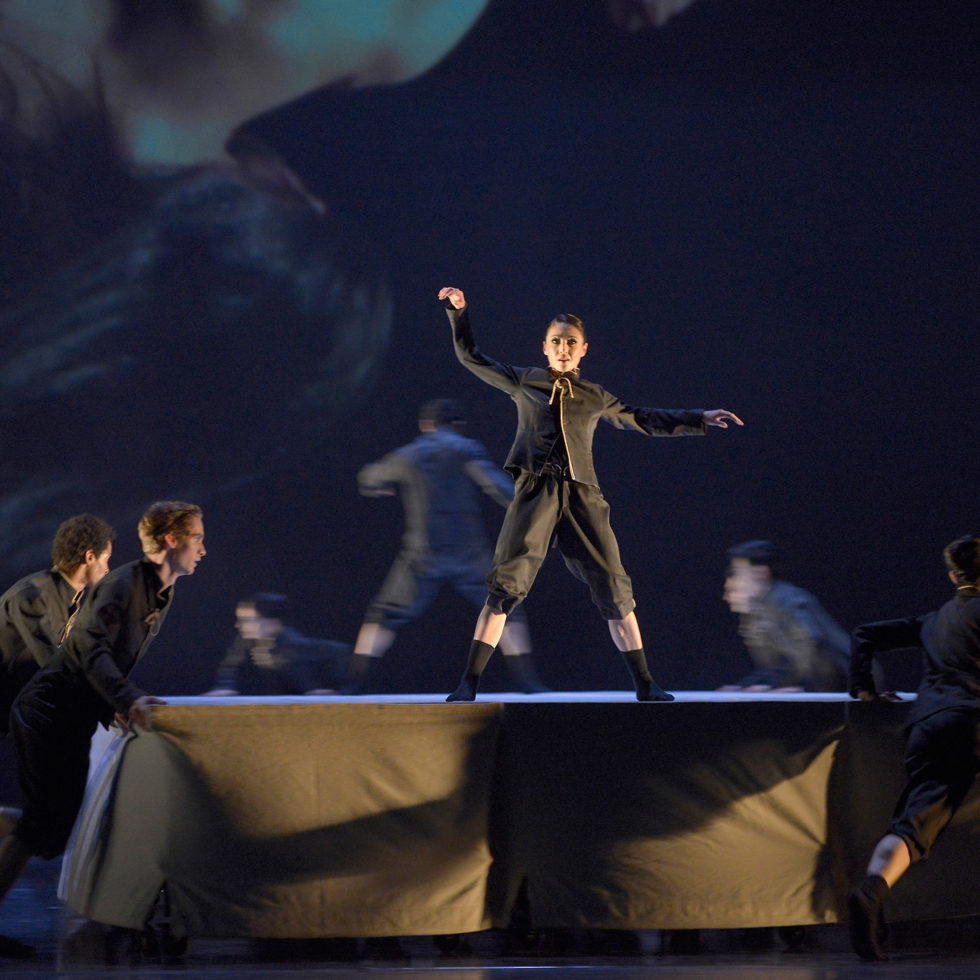 Yulia Tsoi, Ensemble in "Flockwork" - Teil des Ballettabends "3 BY EKMAN" mit Werken von Alexander Ekman_AALTO BALLETT ESSEN