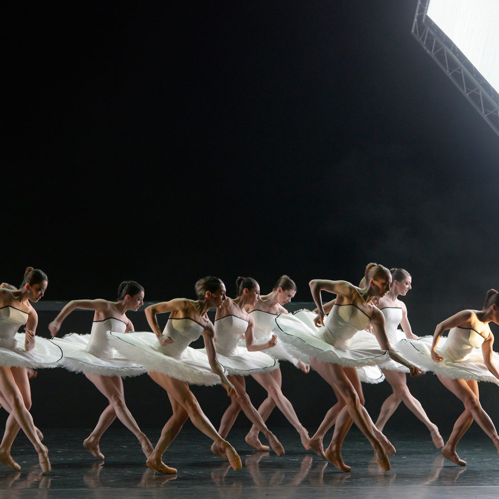 Ensemble in "Tyll" - Teil des Ballettabends "3 BY EKMAN" mit Werken von Alexander Ekman_AALTO BALLETT ESSEN / Foto @ Bettina Stöß