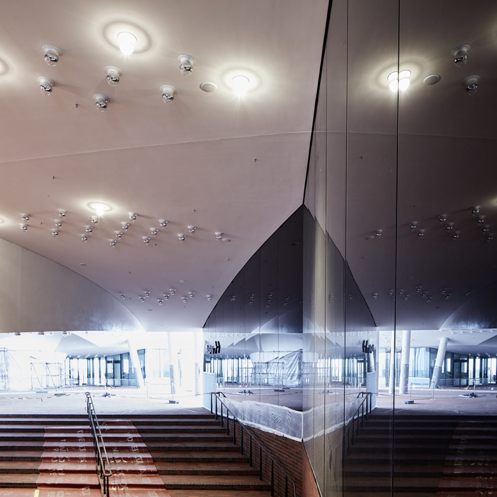Elbphilharmonie/ Plaza © Maxim Schulz