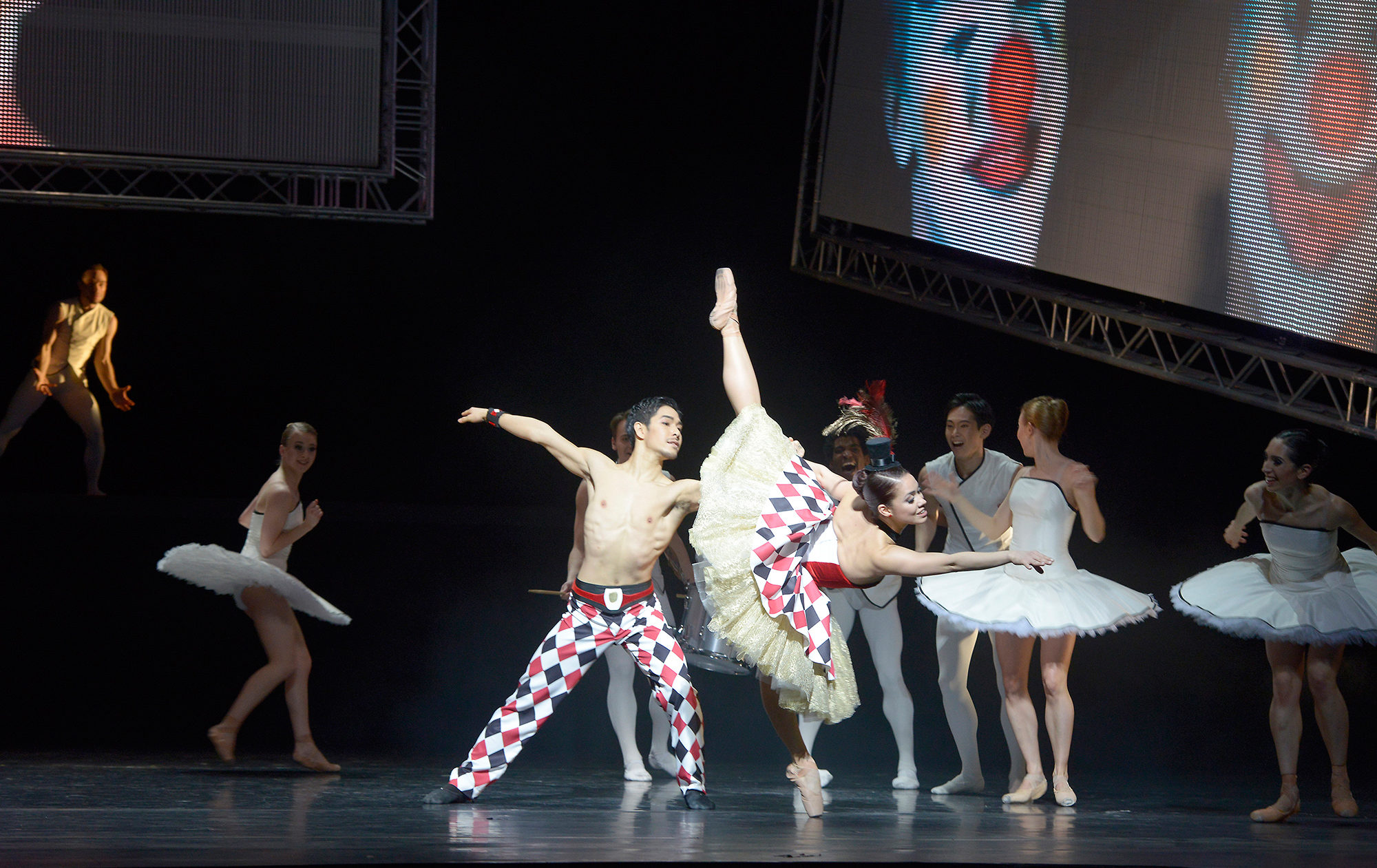Wataru Shimizu und Yanelis Rodriguez als Circus couple, Ensemble in "Tyll" - Teil des Ballettabends "3 BY EKMAN" mit Werken von Alexander Ekman_AALTO BALLETT ESSEN / Foto @ Bettina Stöß