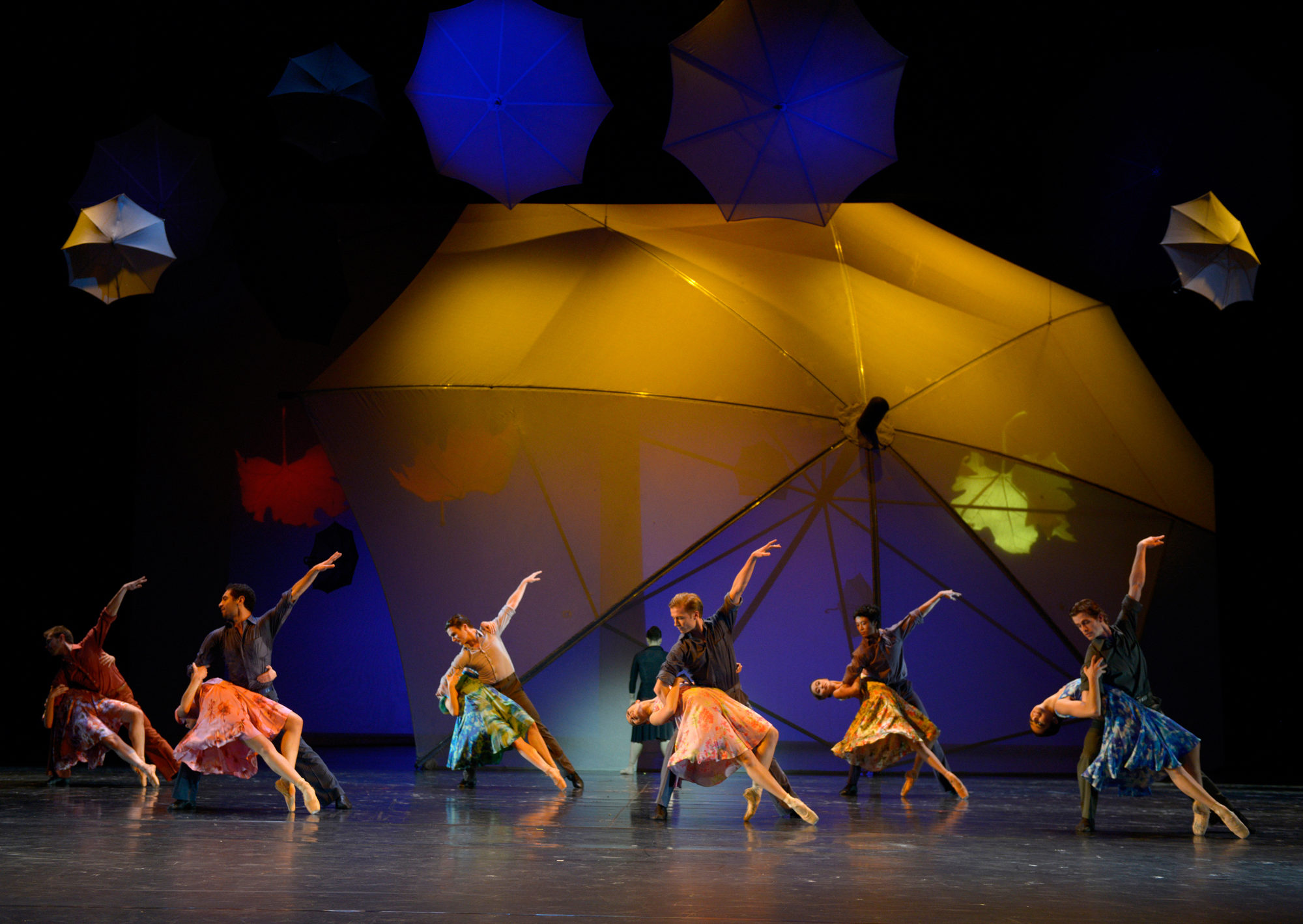Ensemble in "La vie en rose", Ballett von Ben Van Cauwenbergh (Aalto Ballett Essen) Foto ©Bettina Stöß