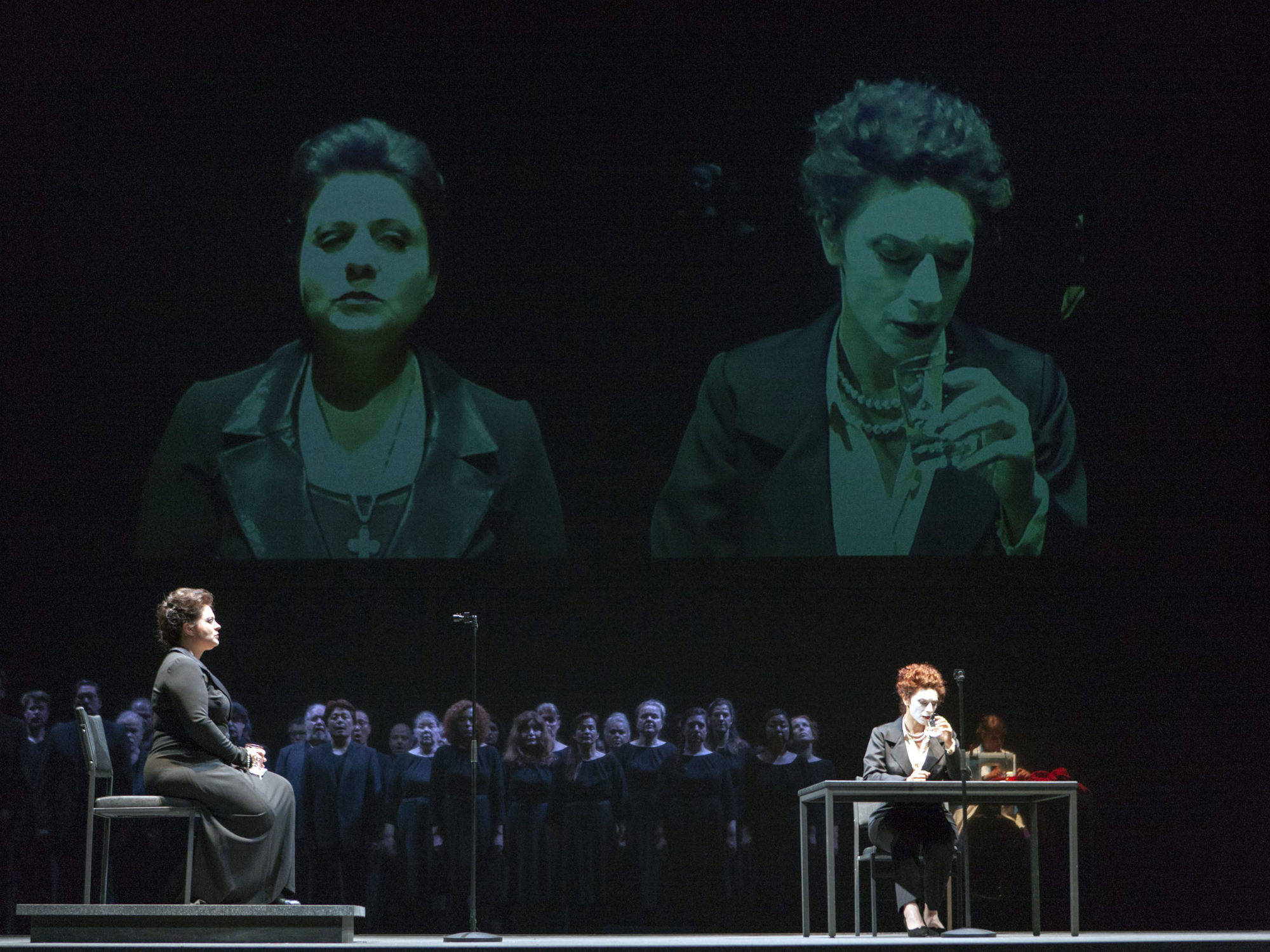 Theater Aachen/MariaStuarda: Irina Popova, Julia Mintzer, Opern- und Herrenchor Aachen/Foto @ Wil van Iersel